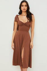 Fit & Flare Midi-Slipkleid mit Bindeträgern und hohem Schlitz - Schokolade